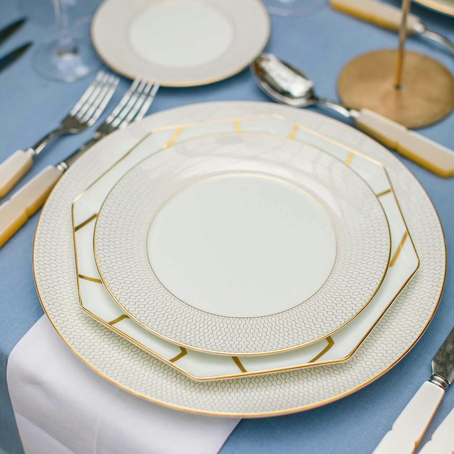 Elegant Gio Gold Porcelain Dinner Plate with Geometric Pattern