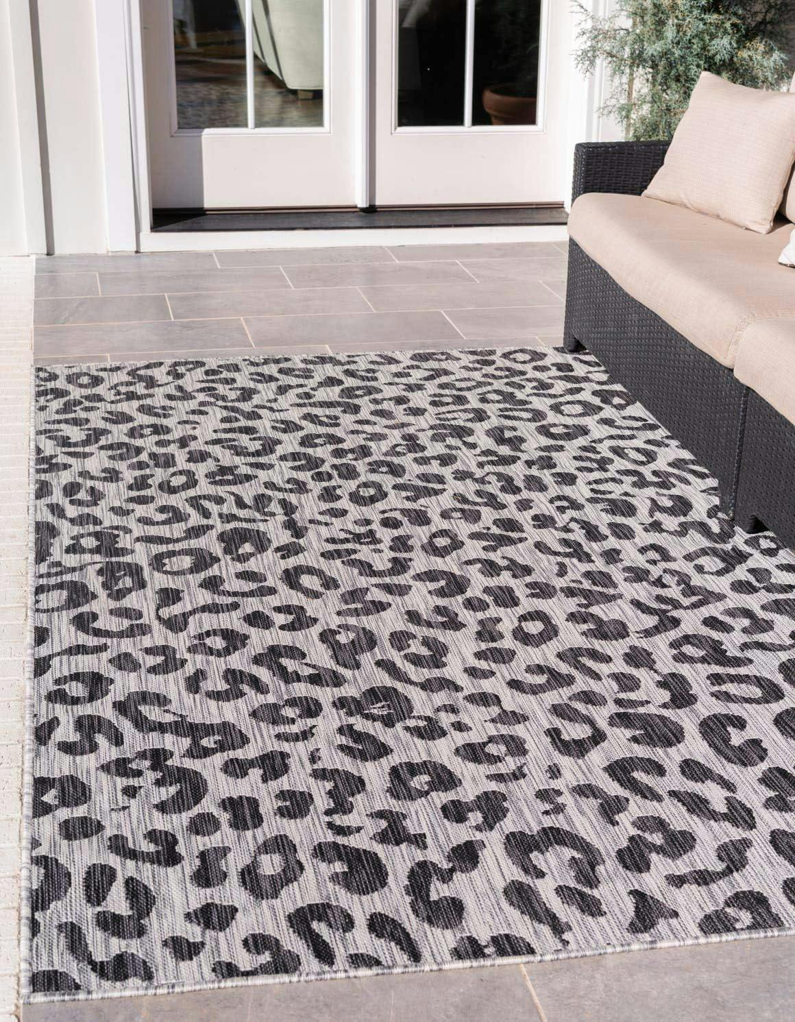 Pet-Friendly Light Gray Synthetic Outdoor 4' x 6' Area Rug