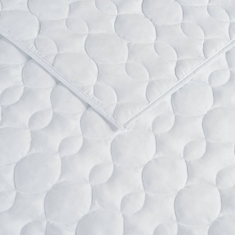 Elegant Wave-Loop White Microfiber Full/Queen Quilt Set