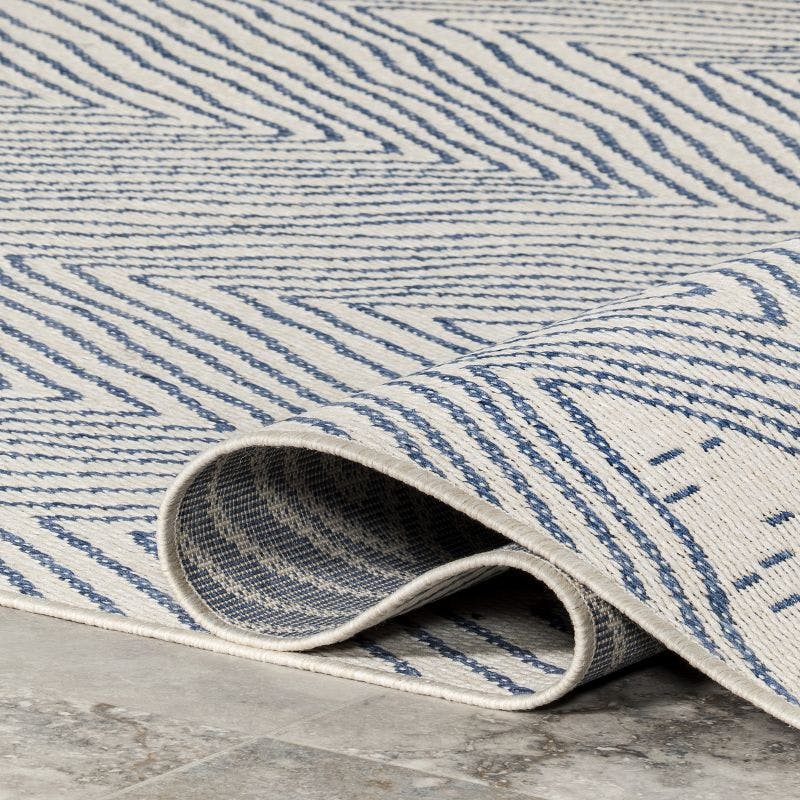 Chevron Waves Easy-Care Indoor/Outdoor Accent Rug, 2' x 3', Blue
