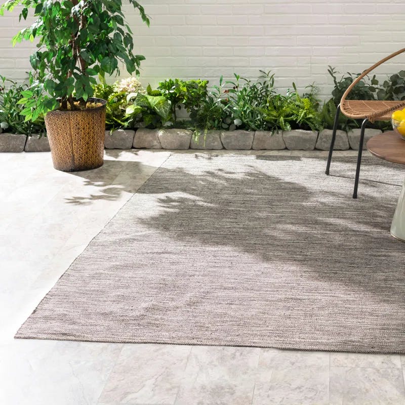 Casual Elegance Handwoven Gray Indoor/Outdoor Area Rug 5' x 8'