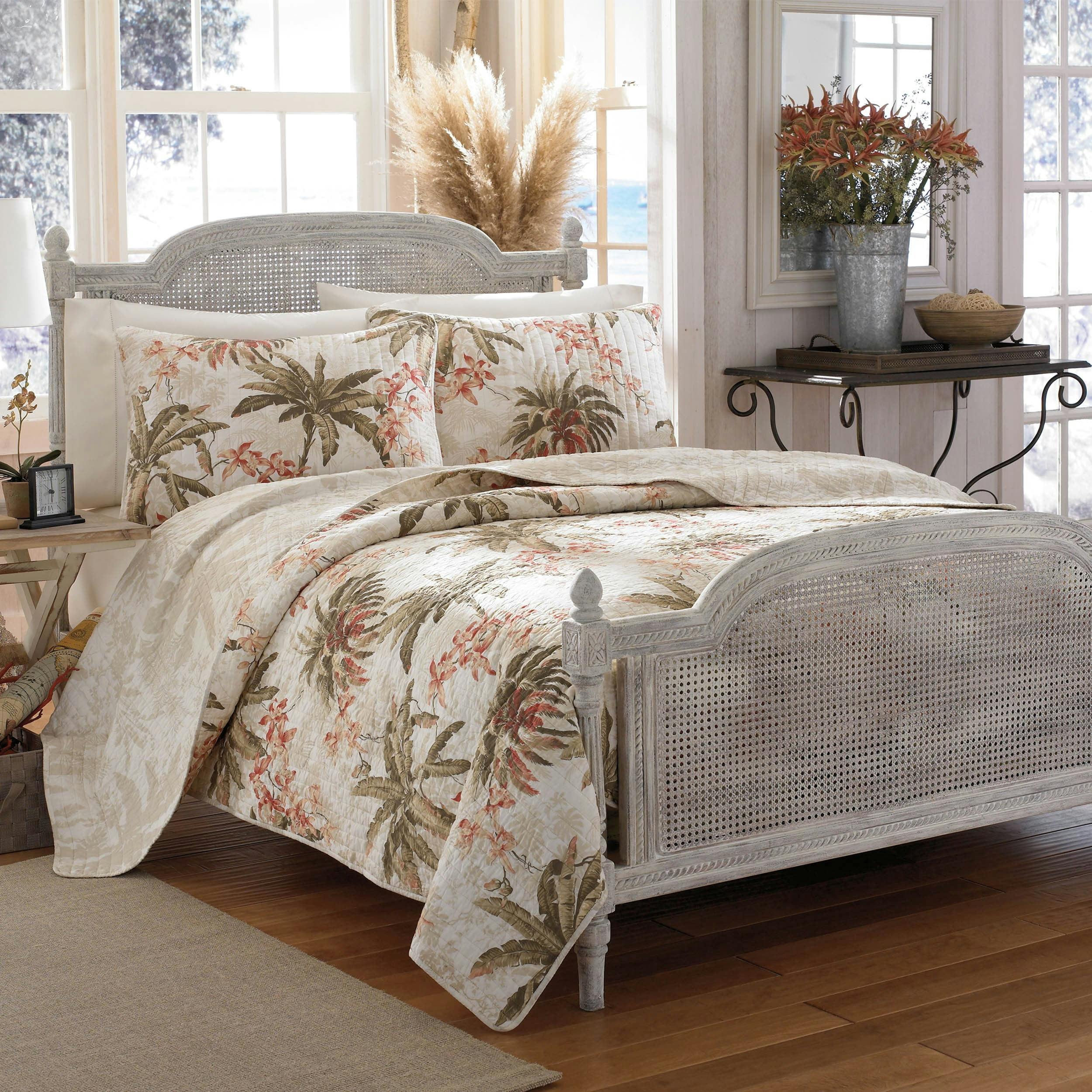 Coastal Breeze Twin Quilt Set in White Cotton with Reversible Design