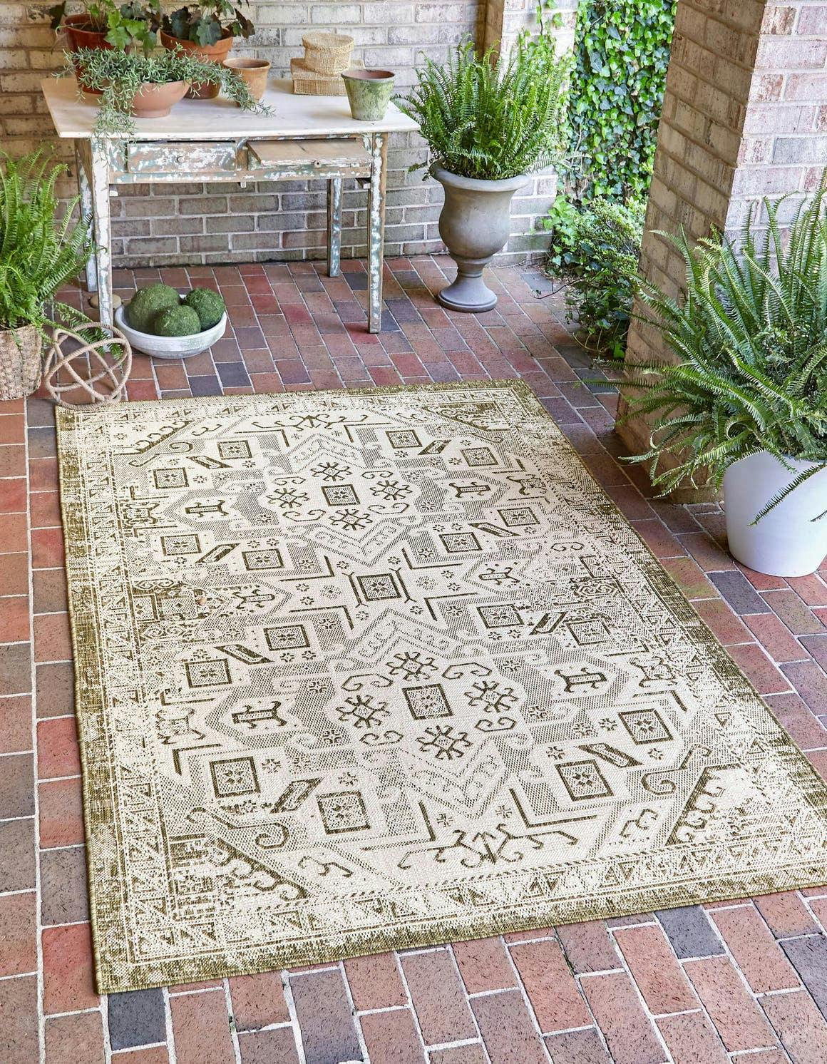 Reversible Green Medallion Outdoor Synthetic Rug 2' 2" x 3' 1"