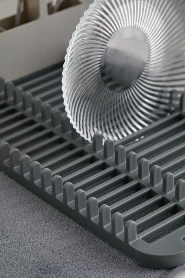 Compact Charcoal Polypropylene Dish Rack with Microfiber Mat