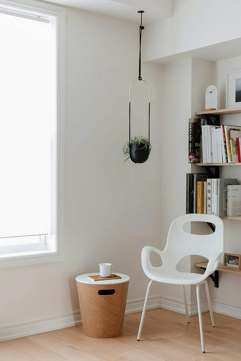 Bolo Soft Curve Black Ceramic Indoor/Outdoor Hanging Planter