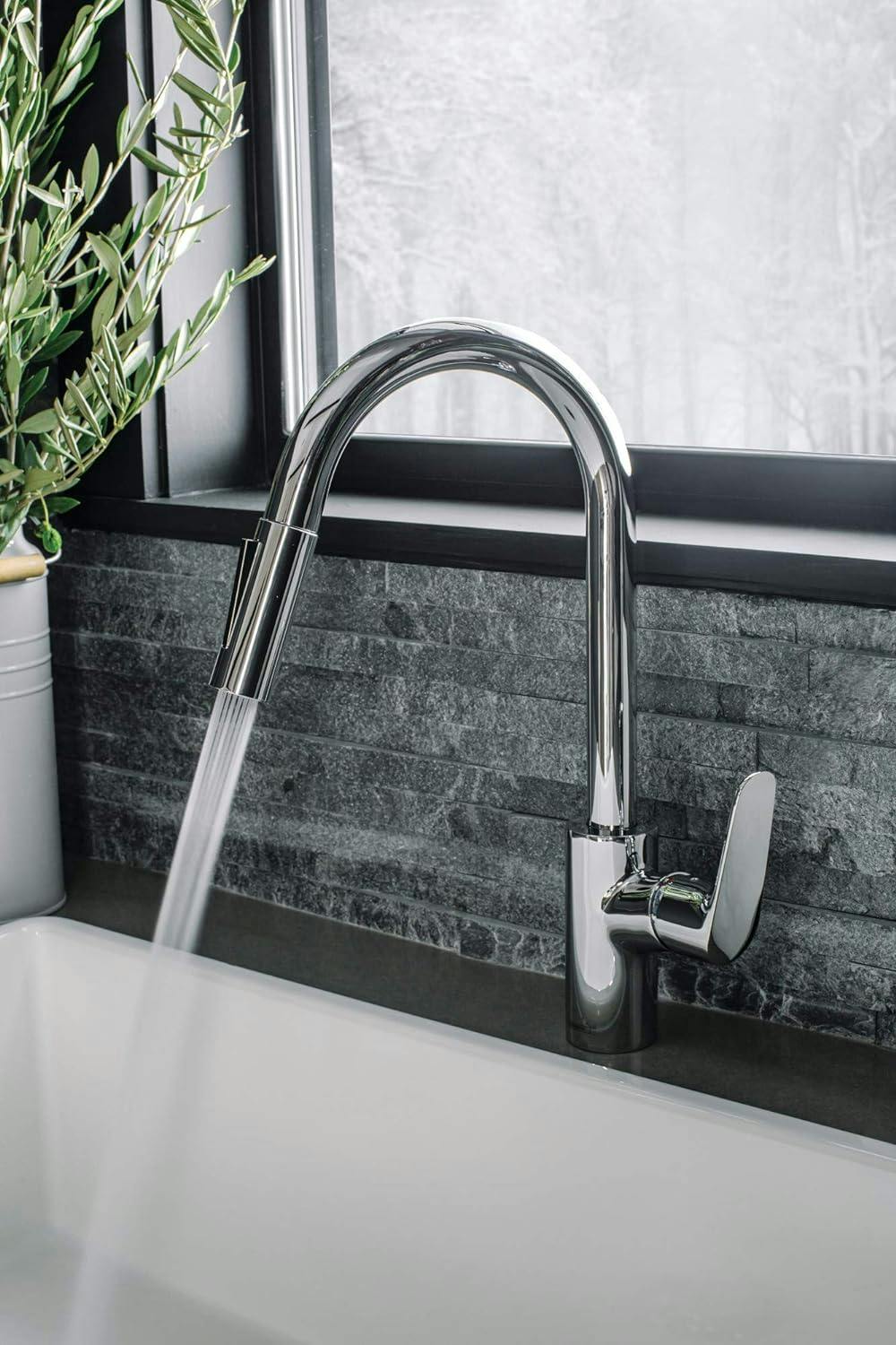 Contemporary Steel Optik Pull-Out Kitchen Faucet with Magnetic Docking
