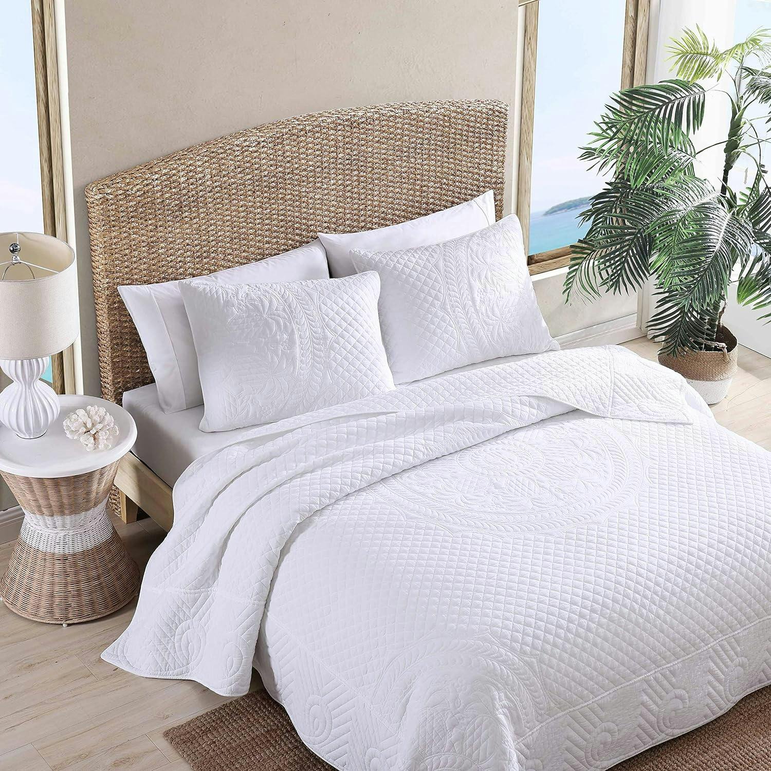 Pineapple Resort Heirloom White 100% Cotton King Quilt Set