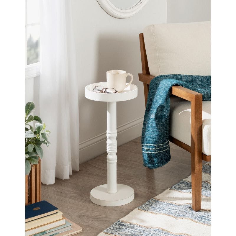 Colonial Turned Base Round Pedestal Table in Distressed White