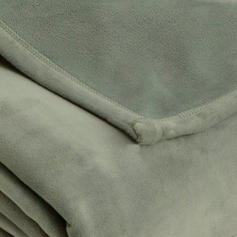Luxurious King-Sized Fleece Blanket in Sage - Machine Washable