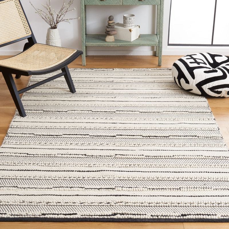 Natura Artisan-Crafted Black and Ivory Wool 4' x 6' Area Rug