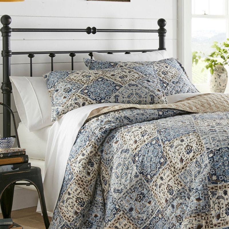 Cottage Charm King-Size Reversible Cotton Quilt Set in Blue